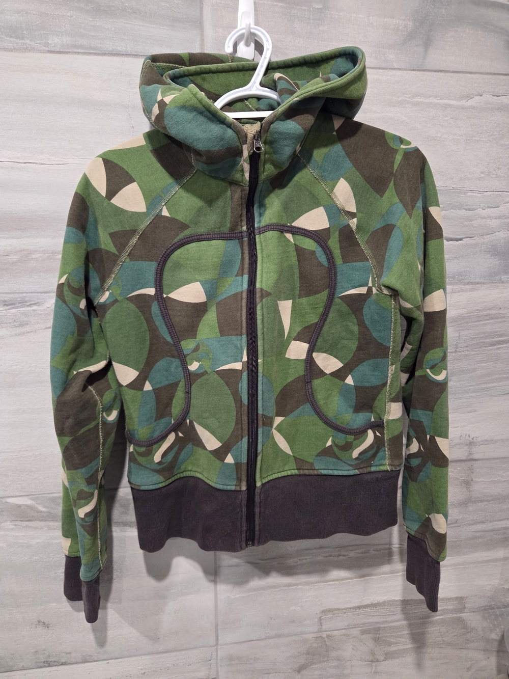 Rare lululemon Scuba Hoodie Green Camo Size 8 - Picture 1 of 9